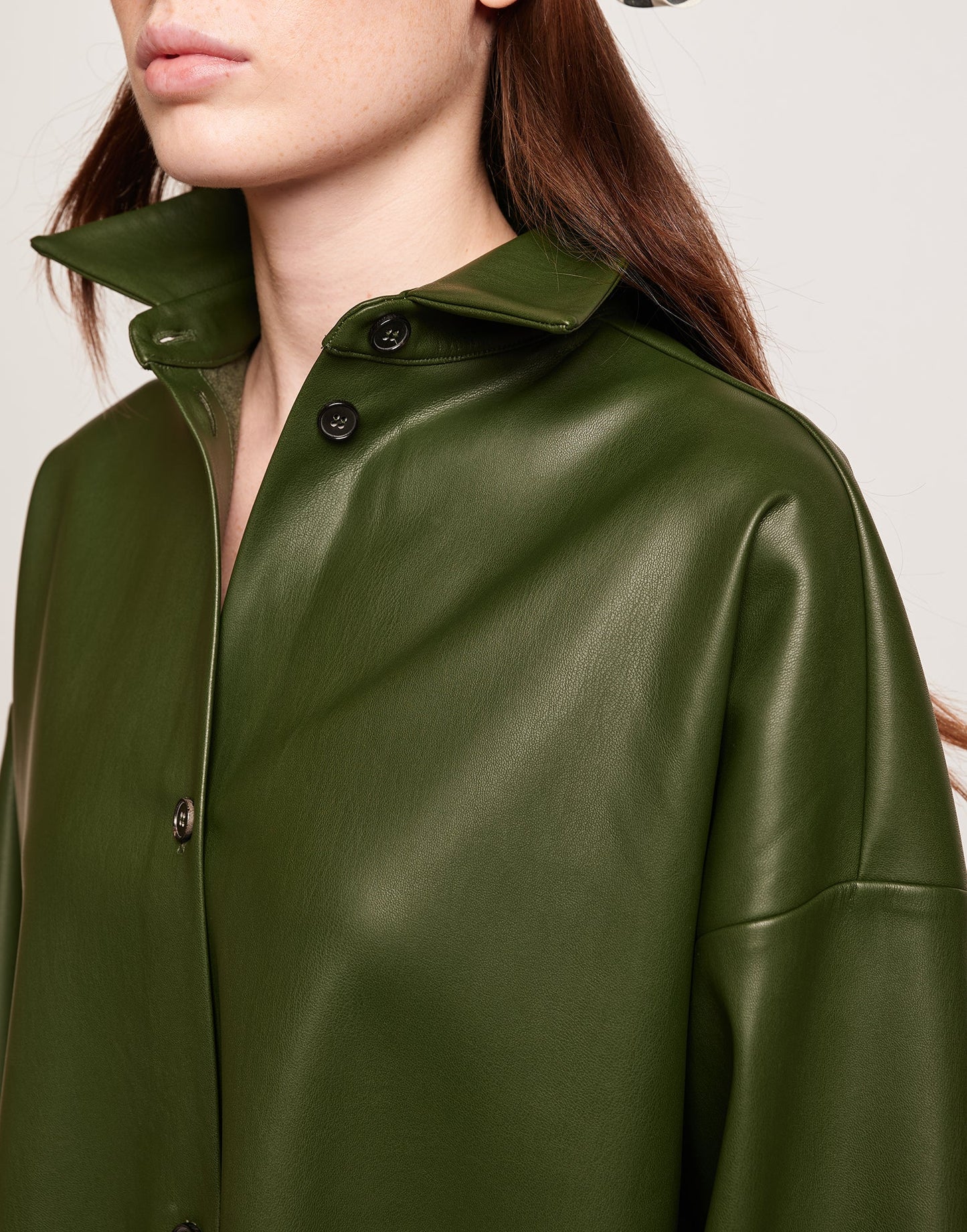 DOUUOD Camicia in Eco Soft Leather con Bottoni in Corno Oliva